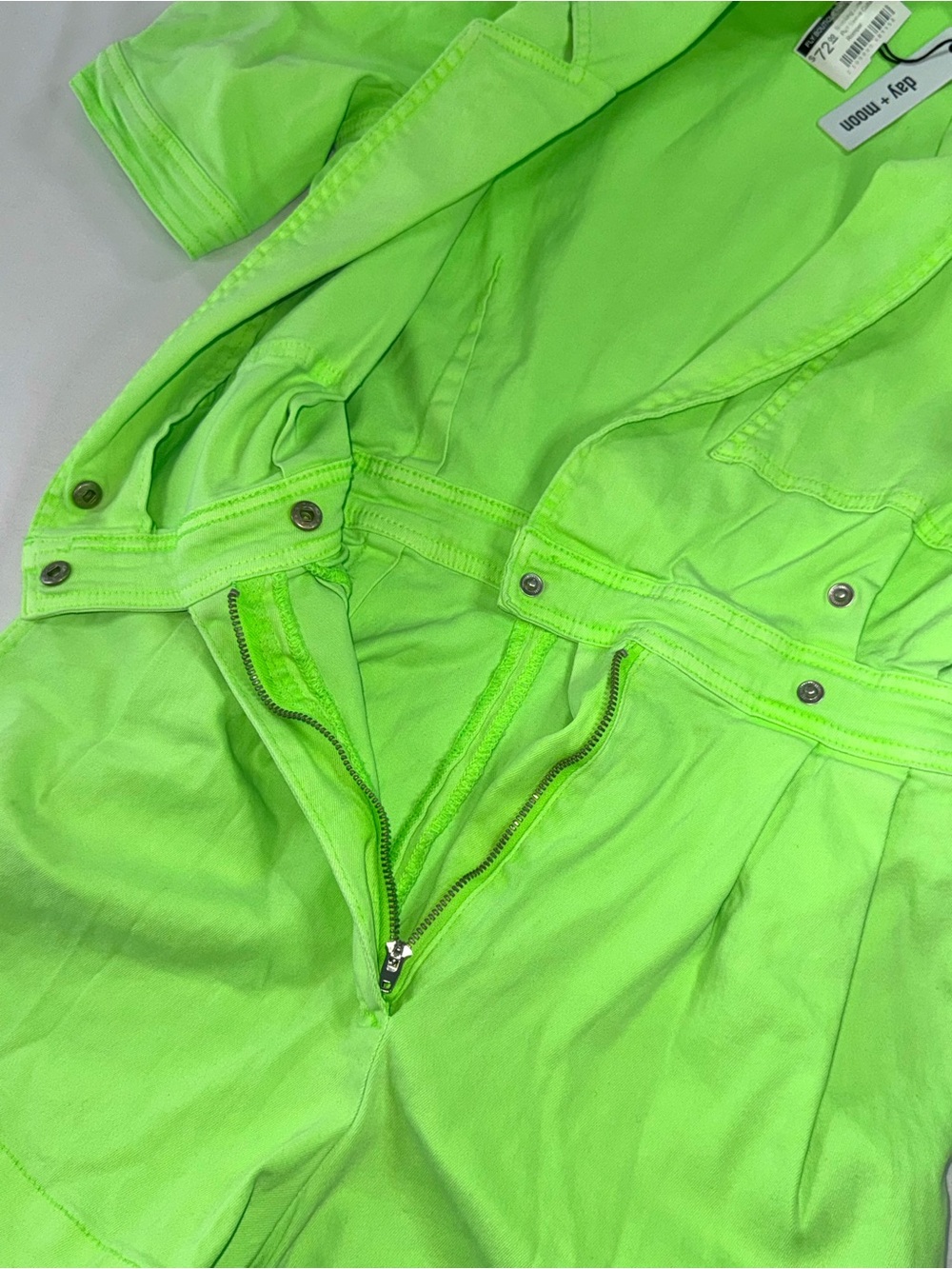 NWT! day+moon Women’s M Lime Green Denim Puff Sleeve Collared Zip/Button Romper - Picture 4 of 10